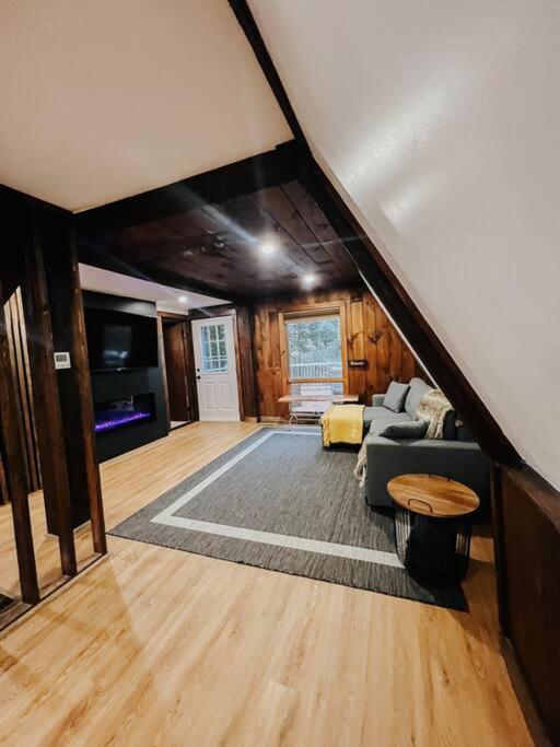 Chalet New! Cozy & Modern A-frame In The Woods W/hot Tub Tamworth